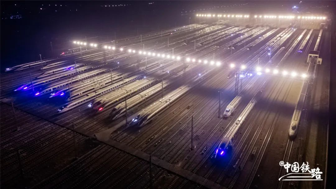 动车图片大全大图真实(穿梭在流动中国里的火车，惊艳时光！)
