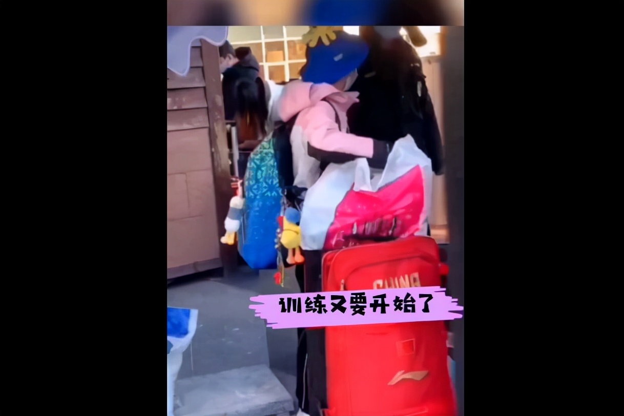 太可爱！全红婵正式回归国家队，章鱼帽抢戏，背包俩挂件显少女心