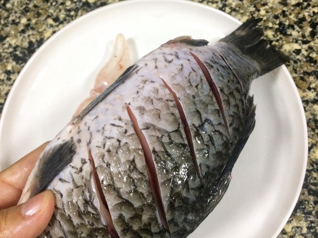 【菜品名稱:】奶白鯽魚豆腐湯可見魚湯的歷史還是非常永久的,不過隨著