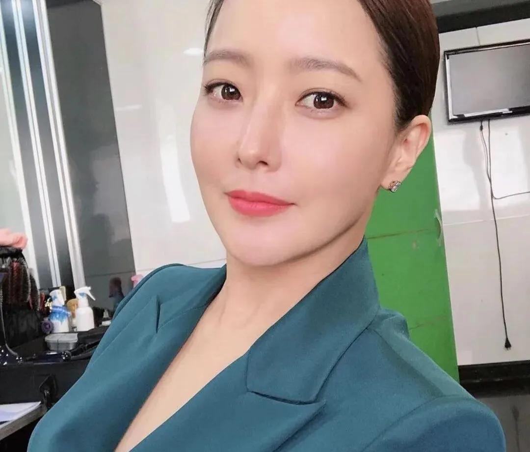 她曾经是韩国第一整容美女，现如今还是风韵犹存