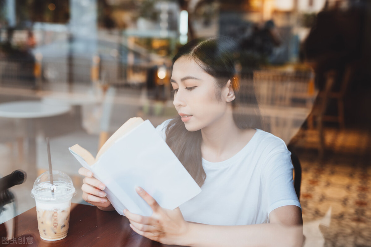 异性之间，懂得“提升内在”的女人，会很有吸引力