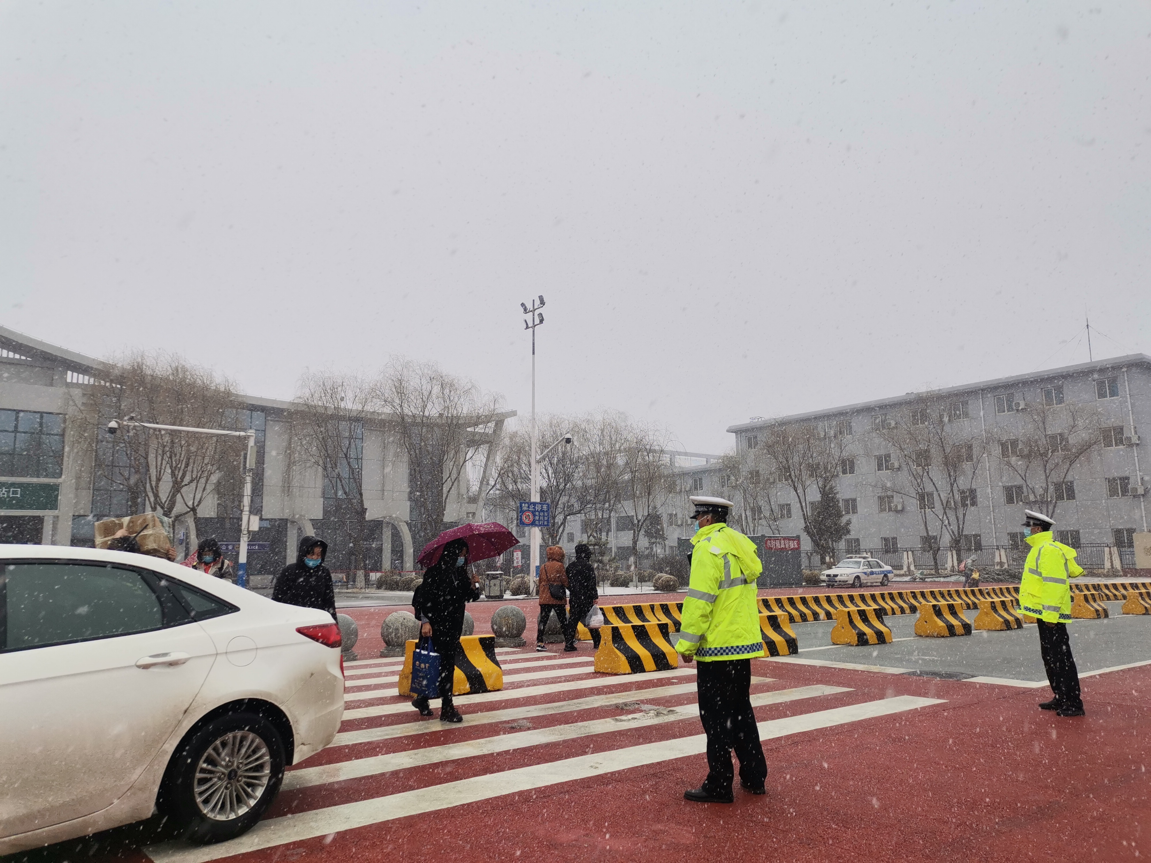 风雪春运路 延安铁警伴您同行