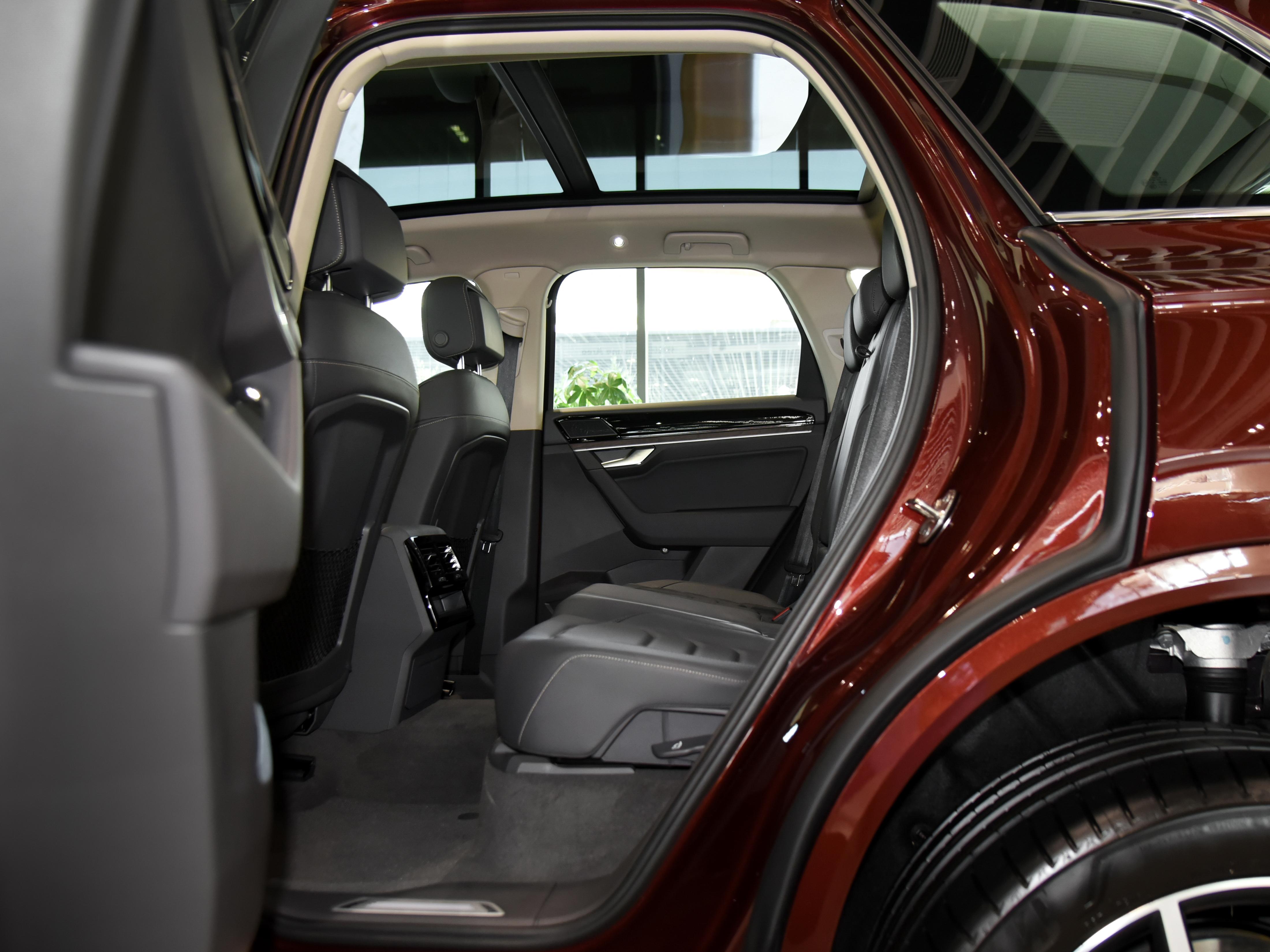 和奥迪Q7硬件几乎一样，都是原装进口豪车却省11万！实拍大众途锐