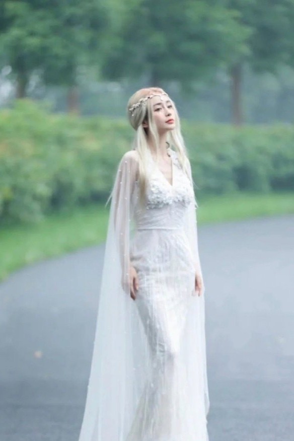 33岁Angelababy太美了!金发白裙像个精灵,网友:美到我失语了