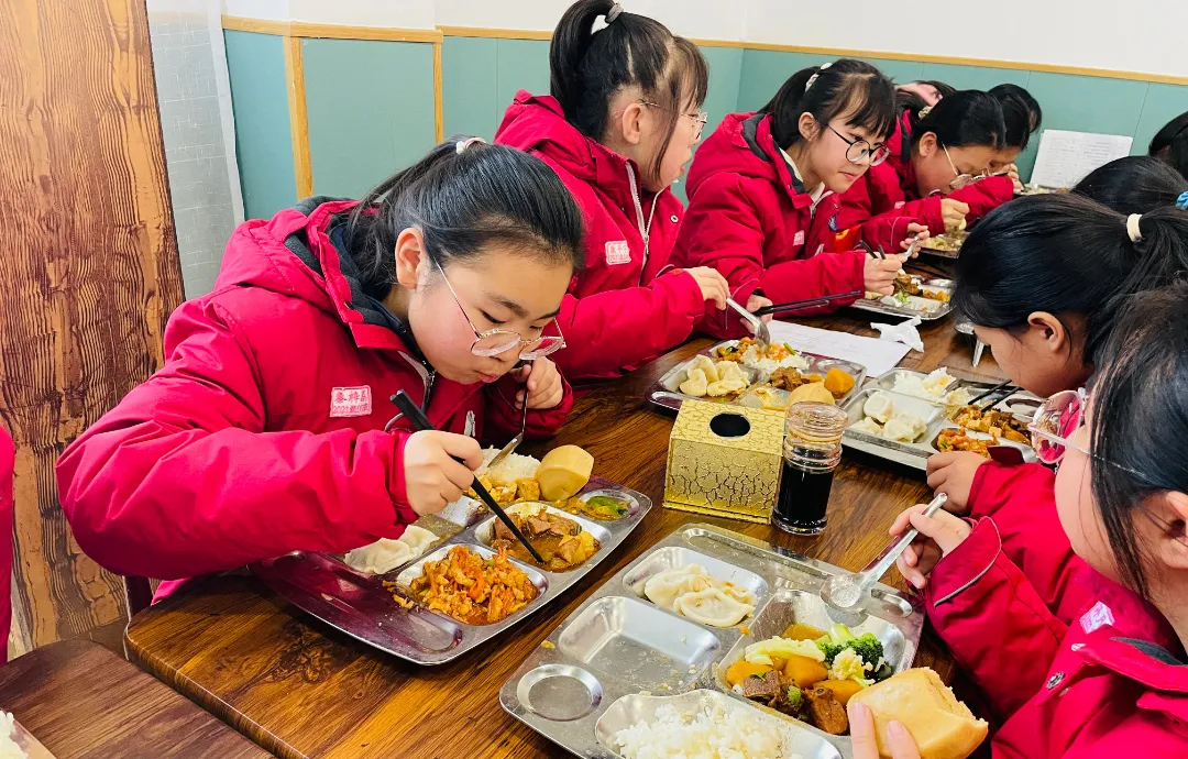 10000+饺子滚滚而来——闻励师生包饺子，话饺子，团团围坐吃饺子