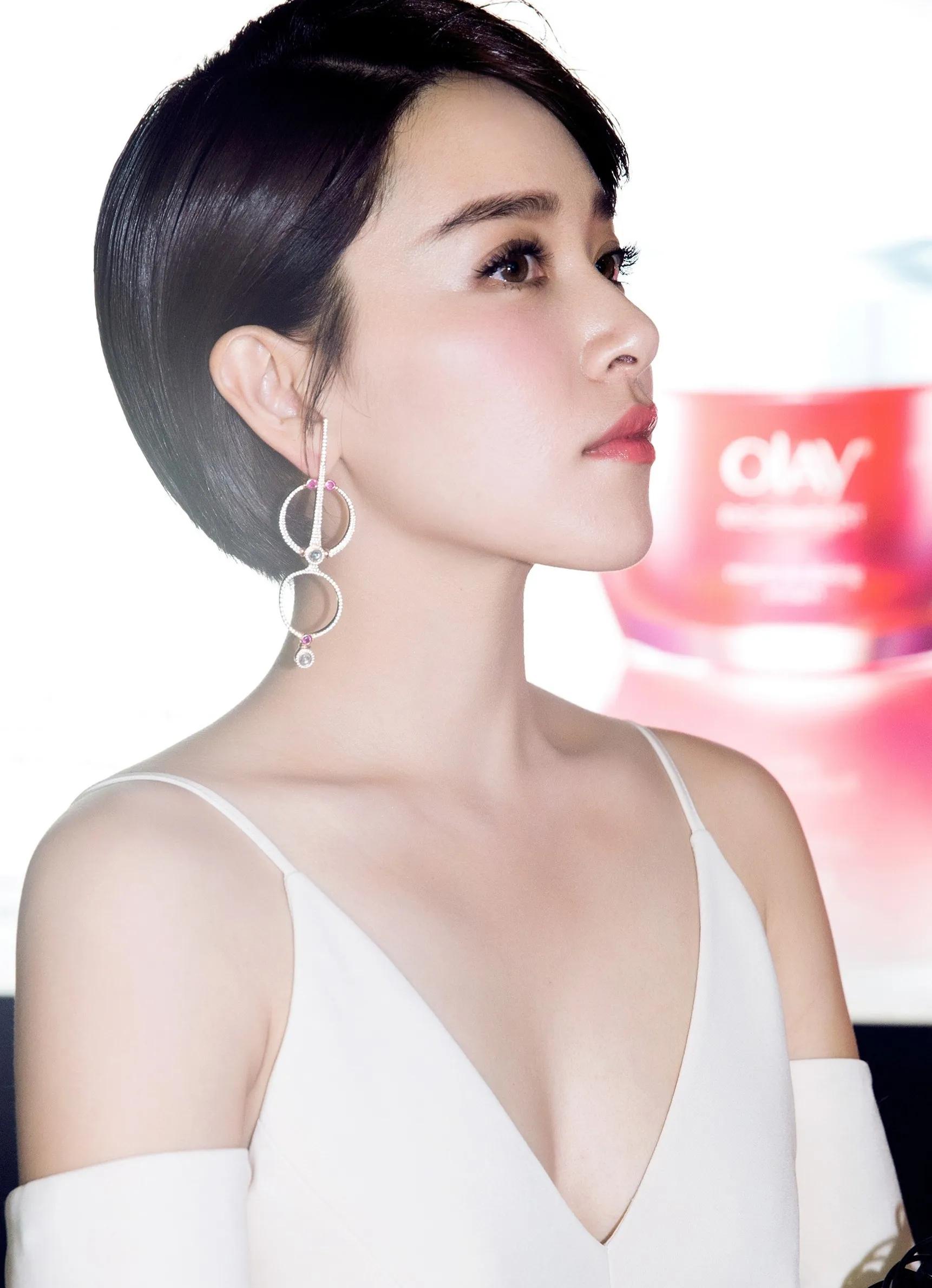 阚清子和江疏影同穿礼服，男的可能比较喜欢阚清子