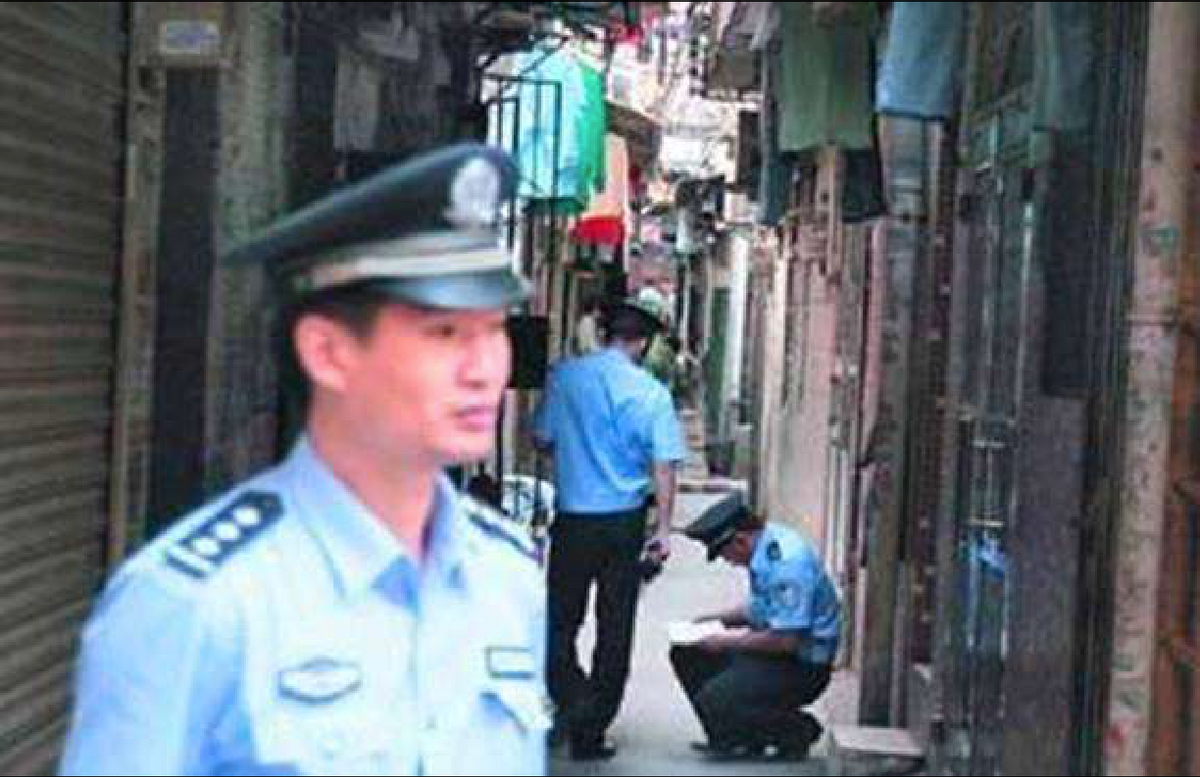 2003年，烟台一夜总会情侣出租屋遇害，警方凭一张快递单查出凶手