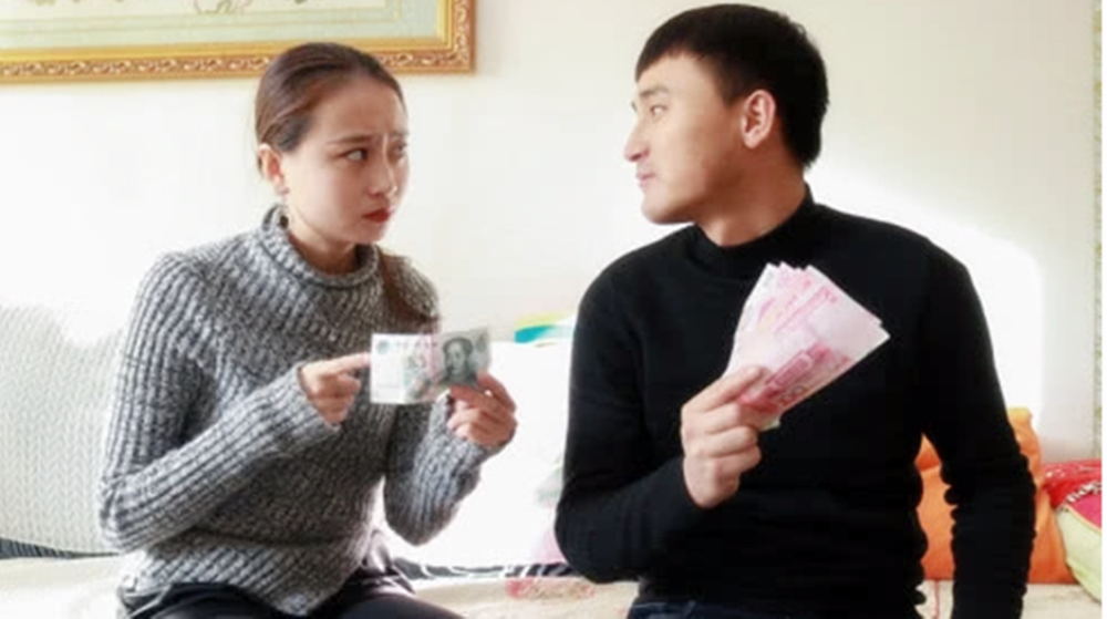 老公不让老婆“花钱”，仅仅是内部矛盾？相关人士：算“家暴”