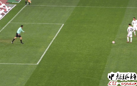 足球禁区线上的犯规是点球吗（争议！中超关键战裁判再成“主角”：禁区外1犯规误判点球）