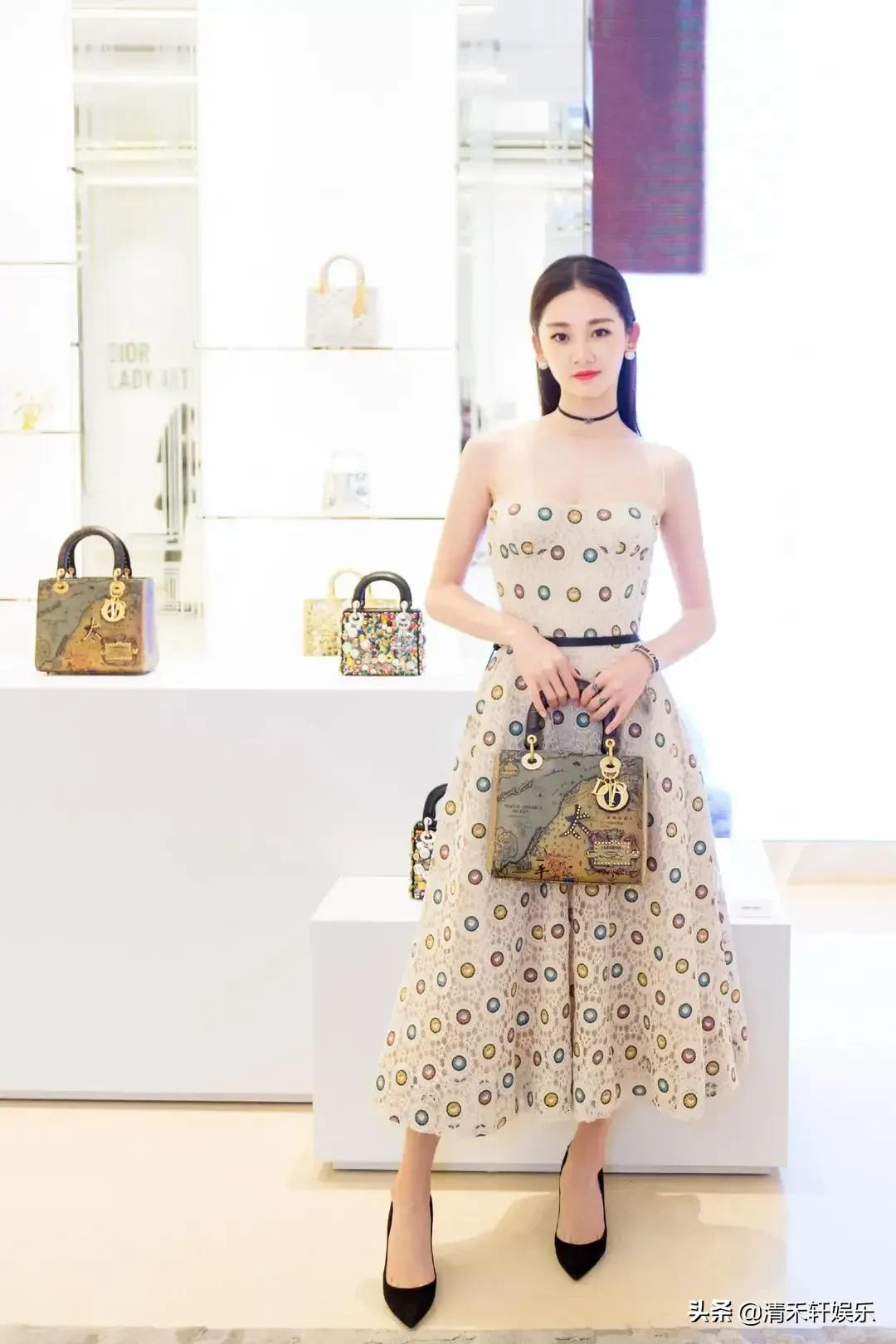 苗苗长发披肩时，更温婉动人。羡慕郑恺，娶到漂亮的老婆回家