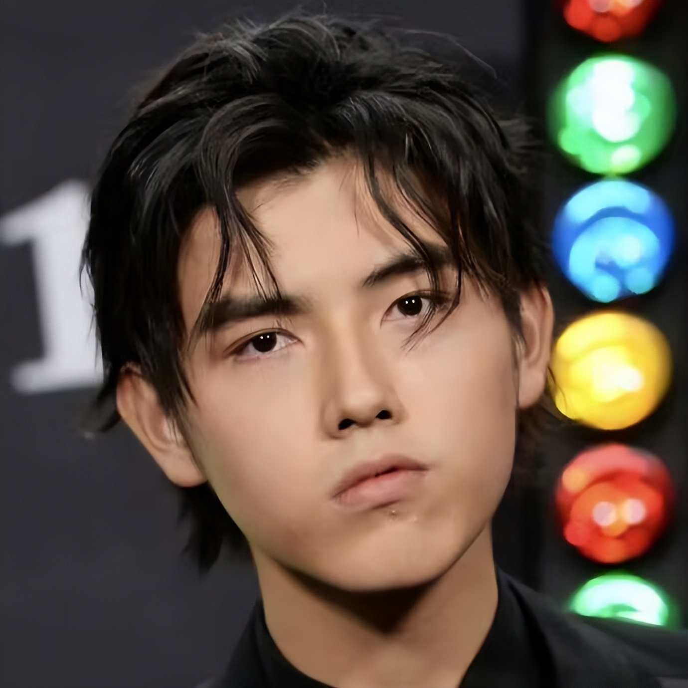 生图下的陈飞宇,和精修图差距很大,网友直言:眼神太奇怪!