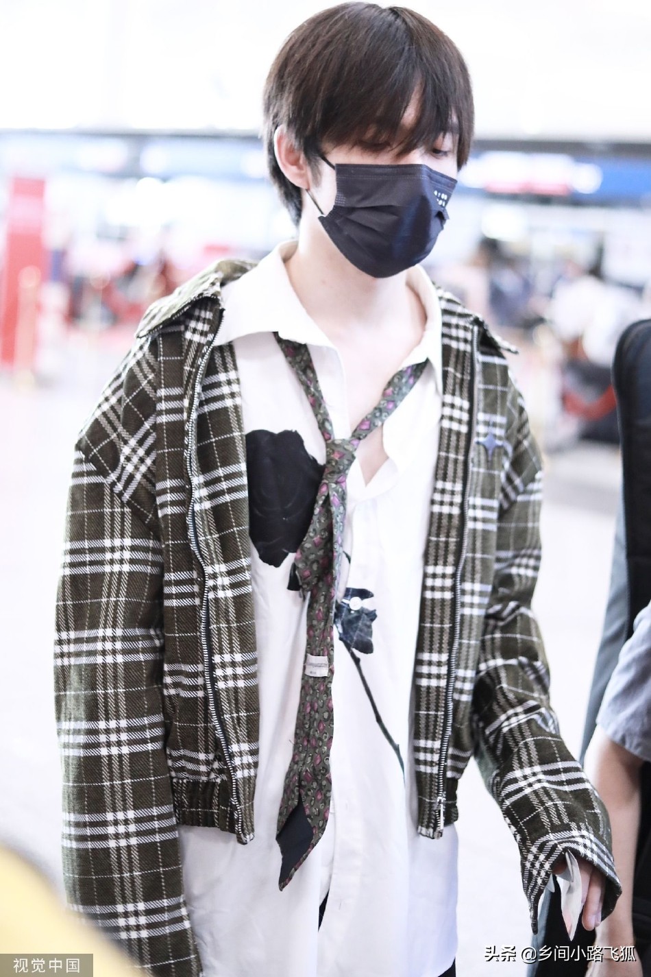 张颜齐休闲穿搭亮相机场 背吉他刘海遮眼慵懒随性