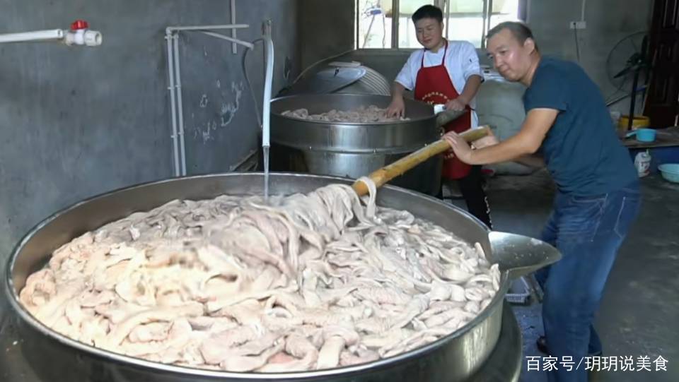 陕西大哥卖重口美食，起店名花了2000块，日卖1200斤收入3万