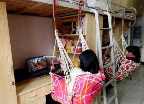 女生哭诉想念本科室友，读研之后寝室关系冷漠，大家各忙各的