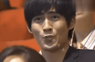 娱乐圈最精彩的戏，都在明星的微表情里，那信息量太大，我不能笑