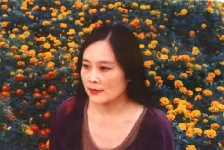 张艺谋长女张末：从巩俐手里抢回父亲，二婚嫁老外，38岁儿女双全