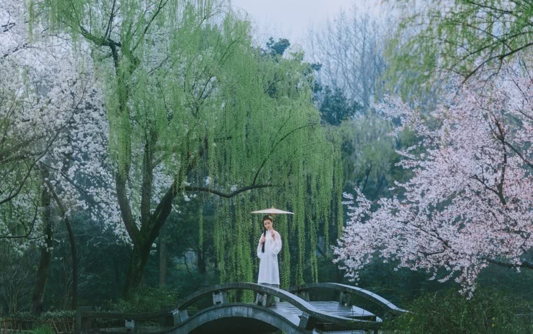 带给人最美享受的12首诗，每首都语言优美、诗意盎然，无一字可换