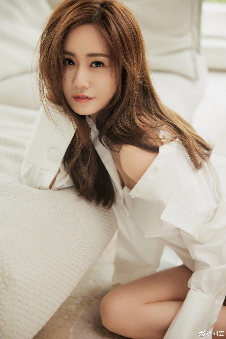 刘芸夏日穿搭写真 简约清爽