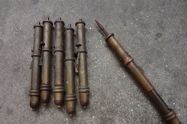 吹箭是将细小的竹箭藏在吹管中,面临敌人的时候,用力在吹管一端一吹