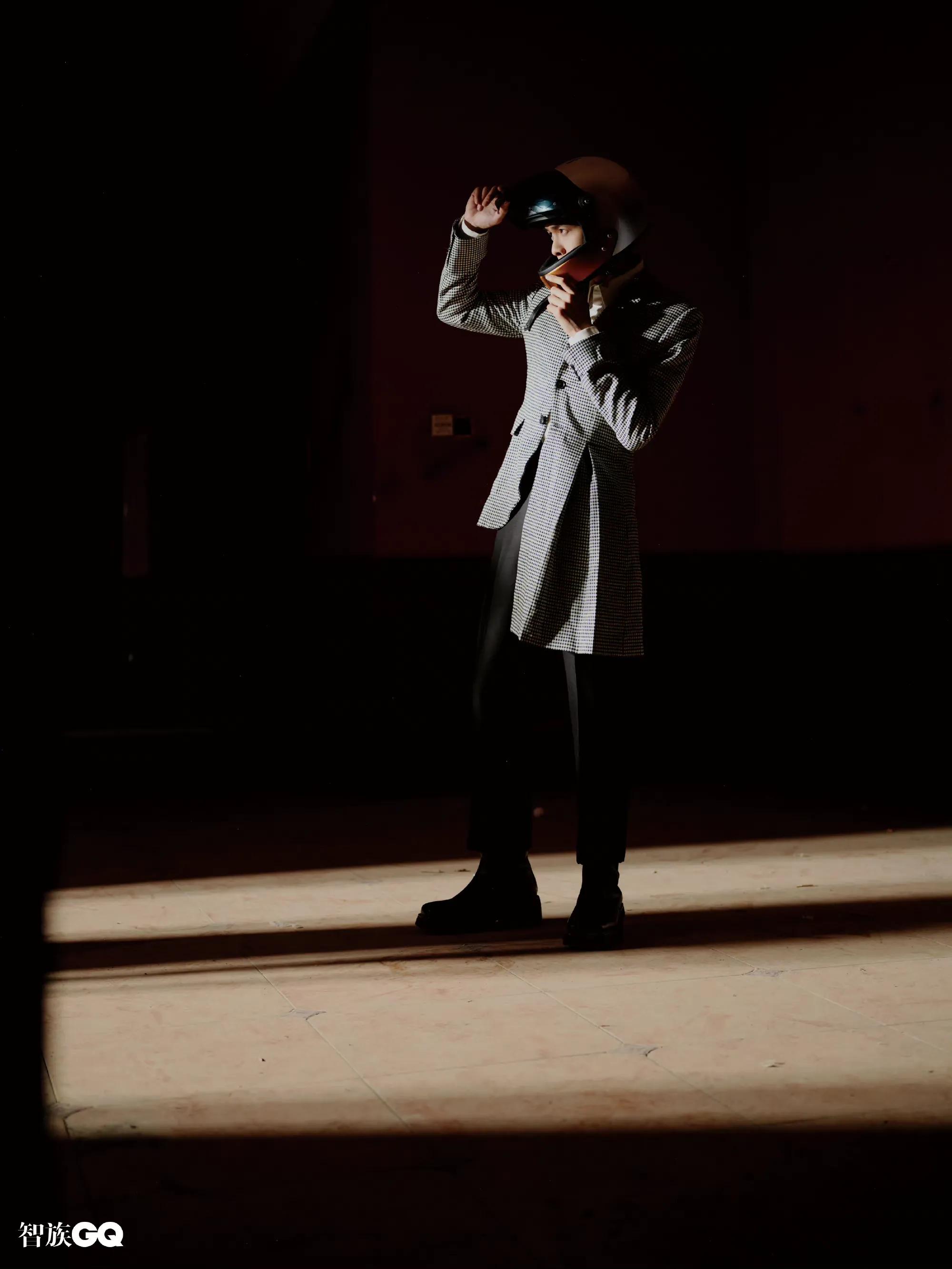 时尚｜张若昀登《智族GQ》七月刊封面，演绎西部大片解锁新刊