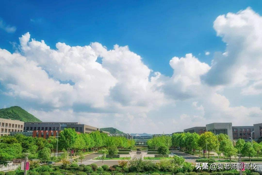 南京大学与武汉大学同为985，一个华五一个中部第一，哪个更强？