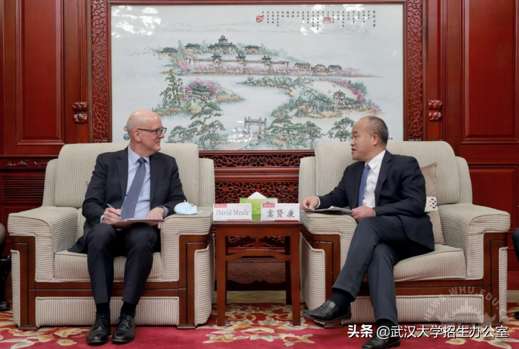 一年以来，美国、加拿大、巴基斯坦等外交官，纷纷来到武汉，都去了同一所大学！