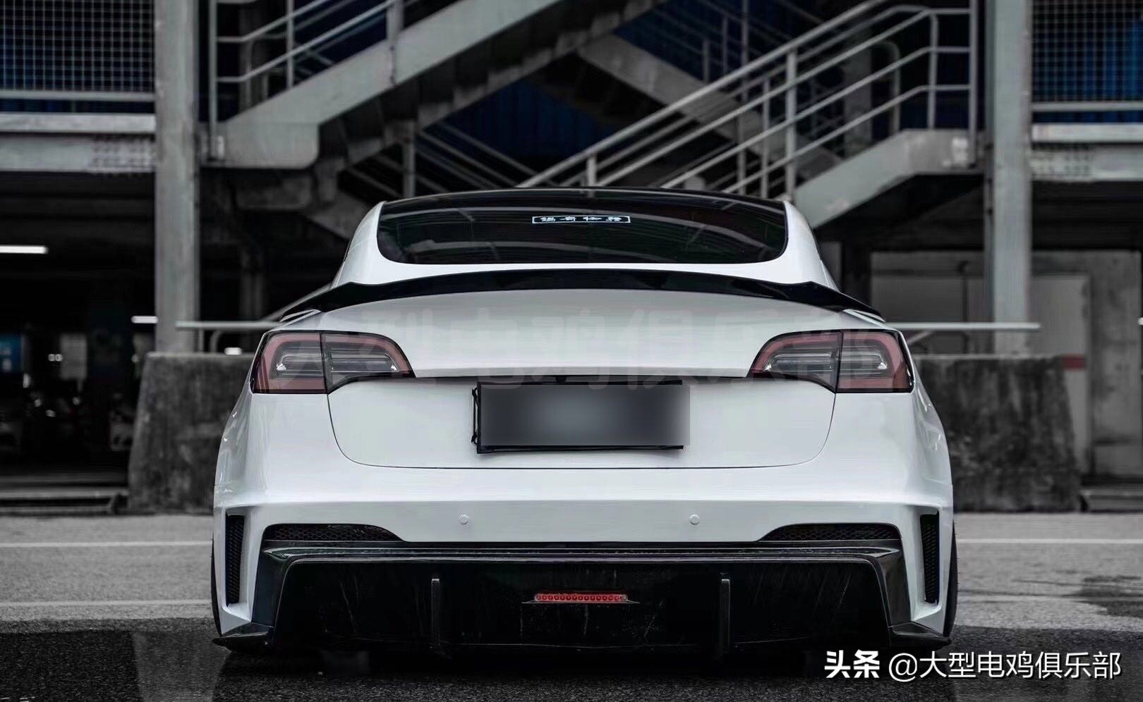 白色特斯拉model 3改装宽体套件