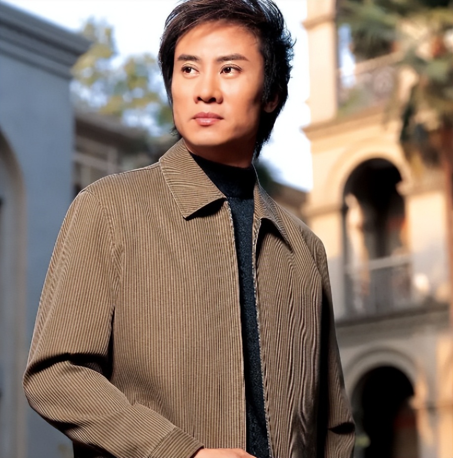 歌手江涛：娶富家女为妻，走红后不变心，如今54岁已升级当爷爷