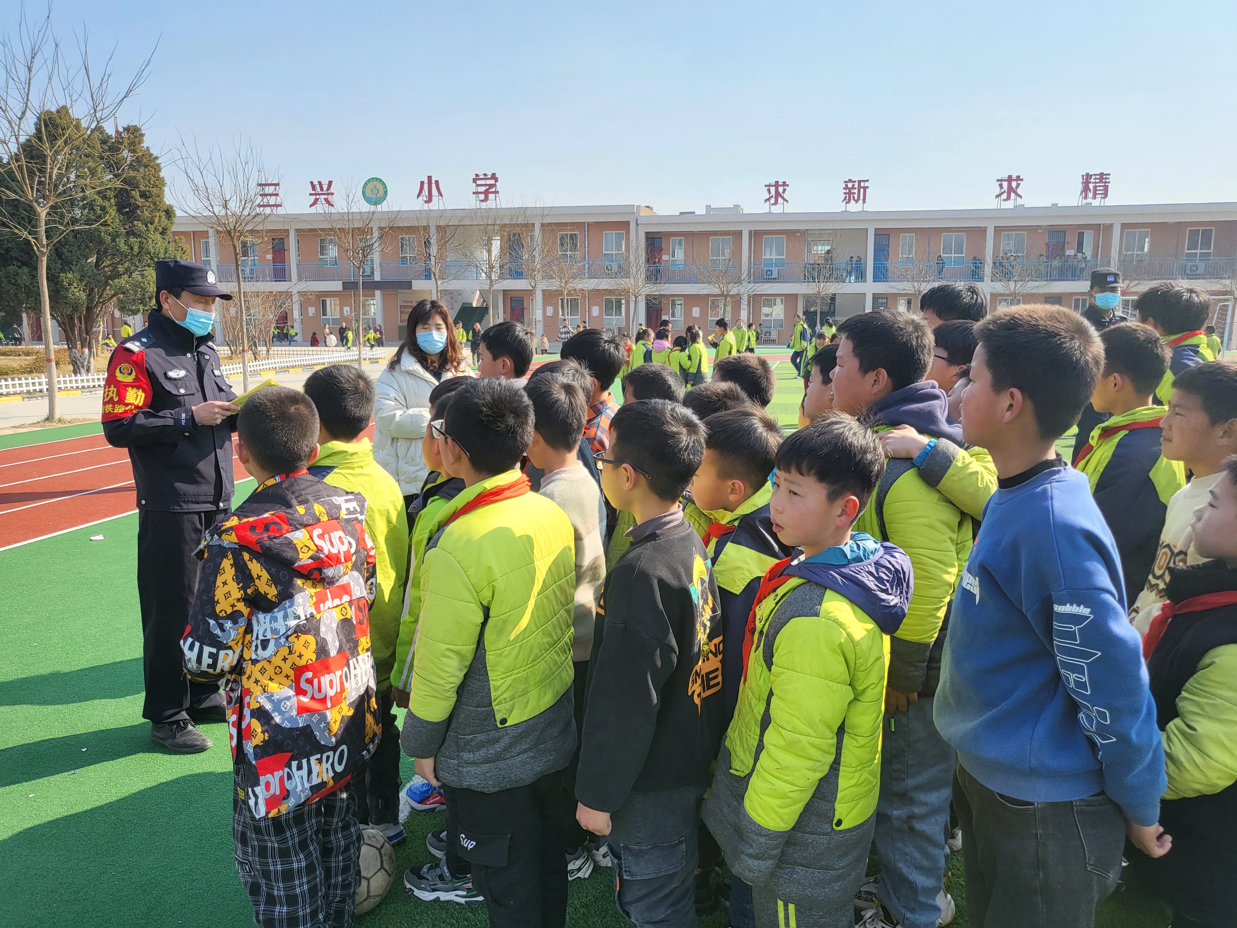 蒲城铁警：铁路安全进校园 上好开学第一课