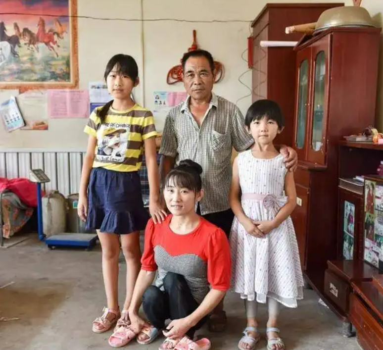 “爬行妈妈”董明英嫁大22岁老公，生下两个女儿，立志活得漂亮