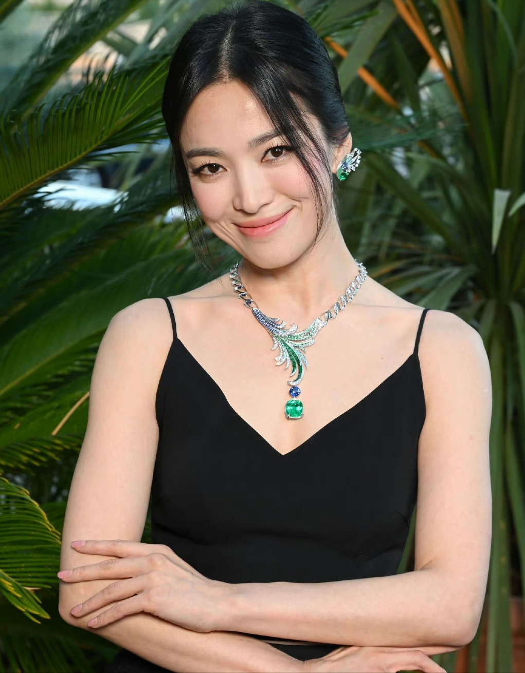 42岁宋慧乔外网生图翻车，法令纹多还地包天，被嘲有点儿凶相