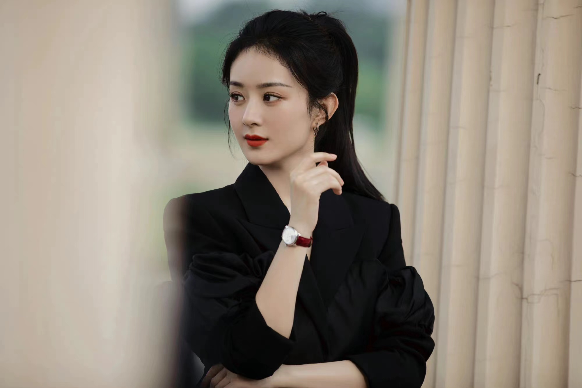 赵丽颖气质越来越好,穿西装搭配高马尾,干练又不失优雅