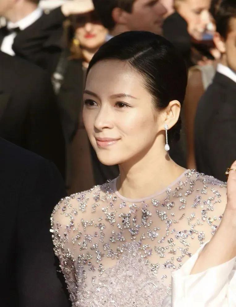 大光明盘发也能艳压群芳，这些“梳平专业户”，个个骨相好气质佳