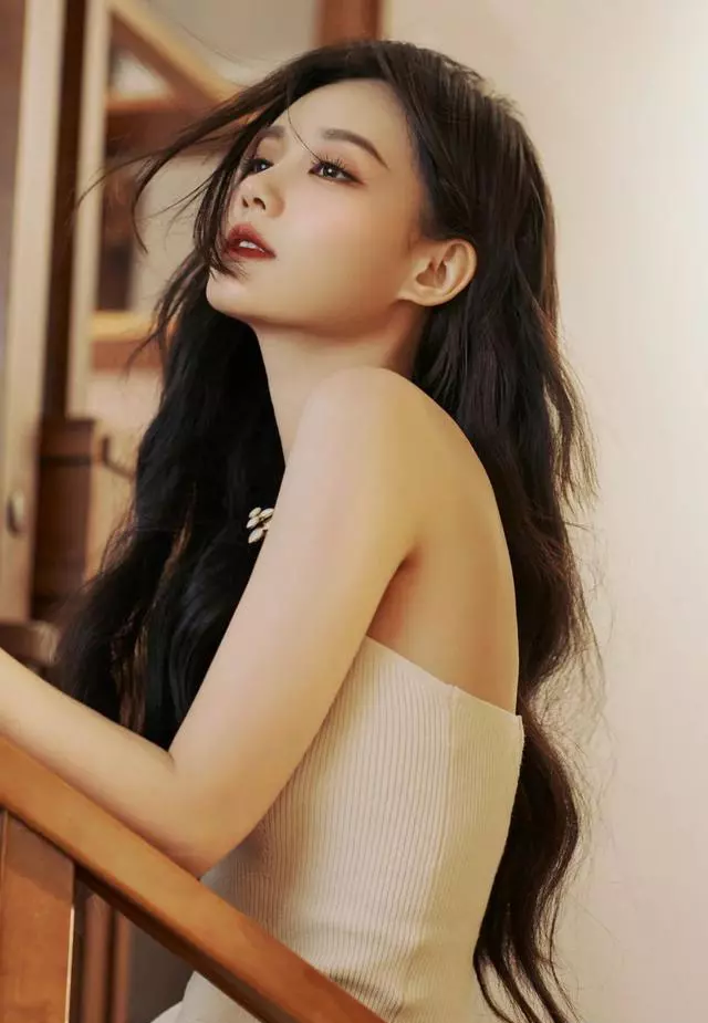 明星写真:李一桐白色抹胸长裙时尚艺术照,大波浪长发搭配高跟鞋