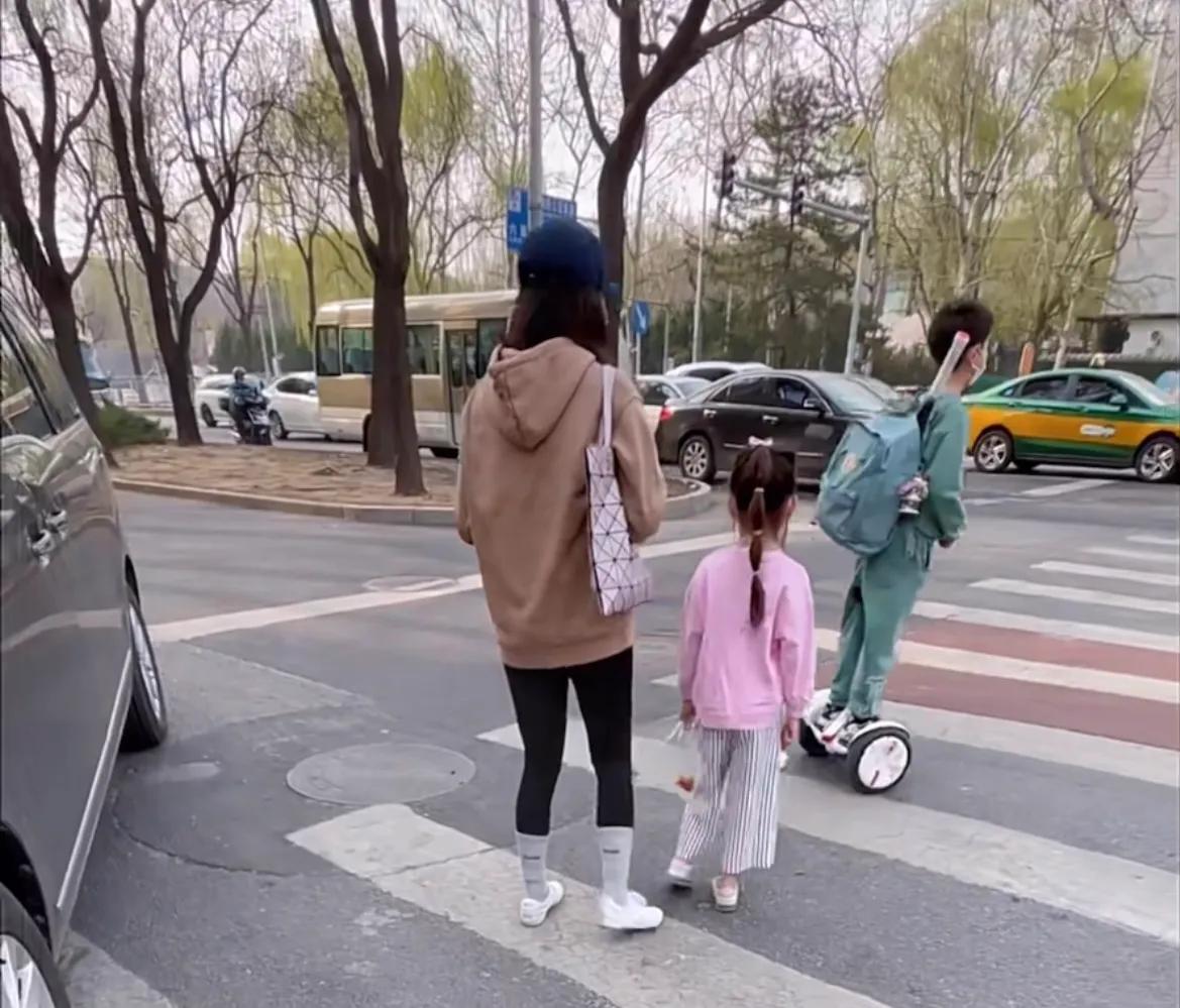偶遇8岁嗯哼和“妹妹”街头等绿灯，背网球拍骑平衡车少年感满满