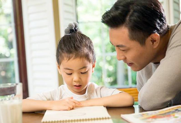 女生期末成绩优异，家长奖励一分钟任意购物，结账时却五味杂陈