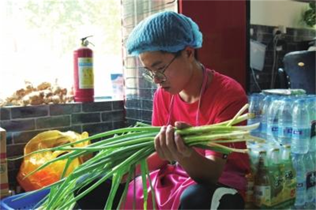 17岁农村女孩考上中山大学，为攒学费每天下地干活