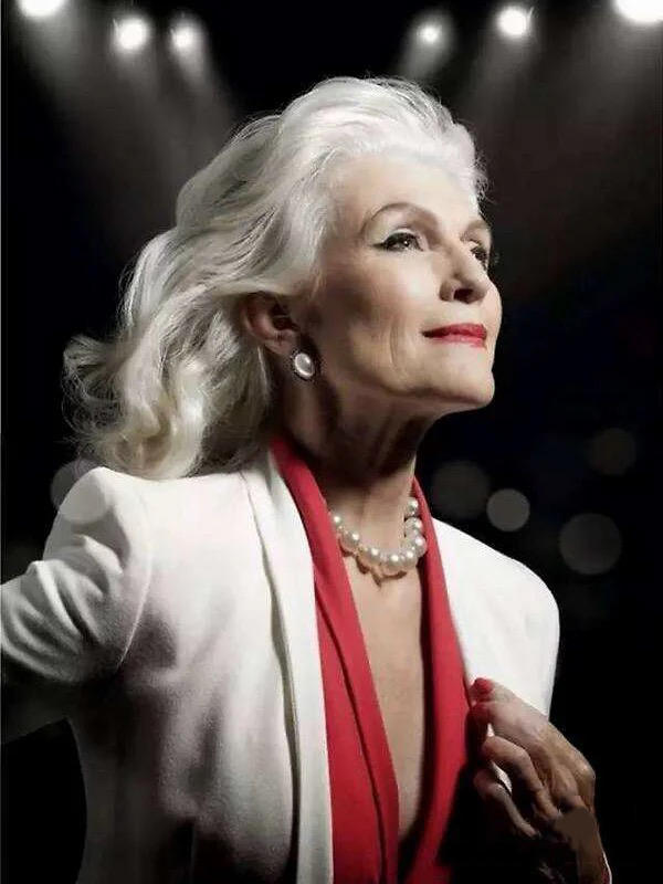 有一种美叫"越老越优雅",74岁奶奶似少女,这才是岁月不败美人