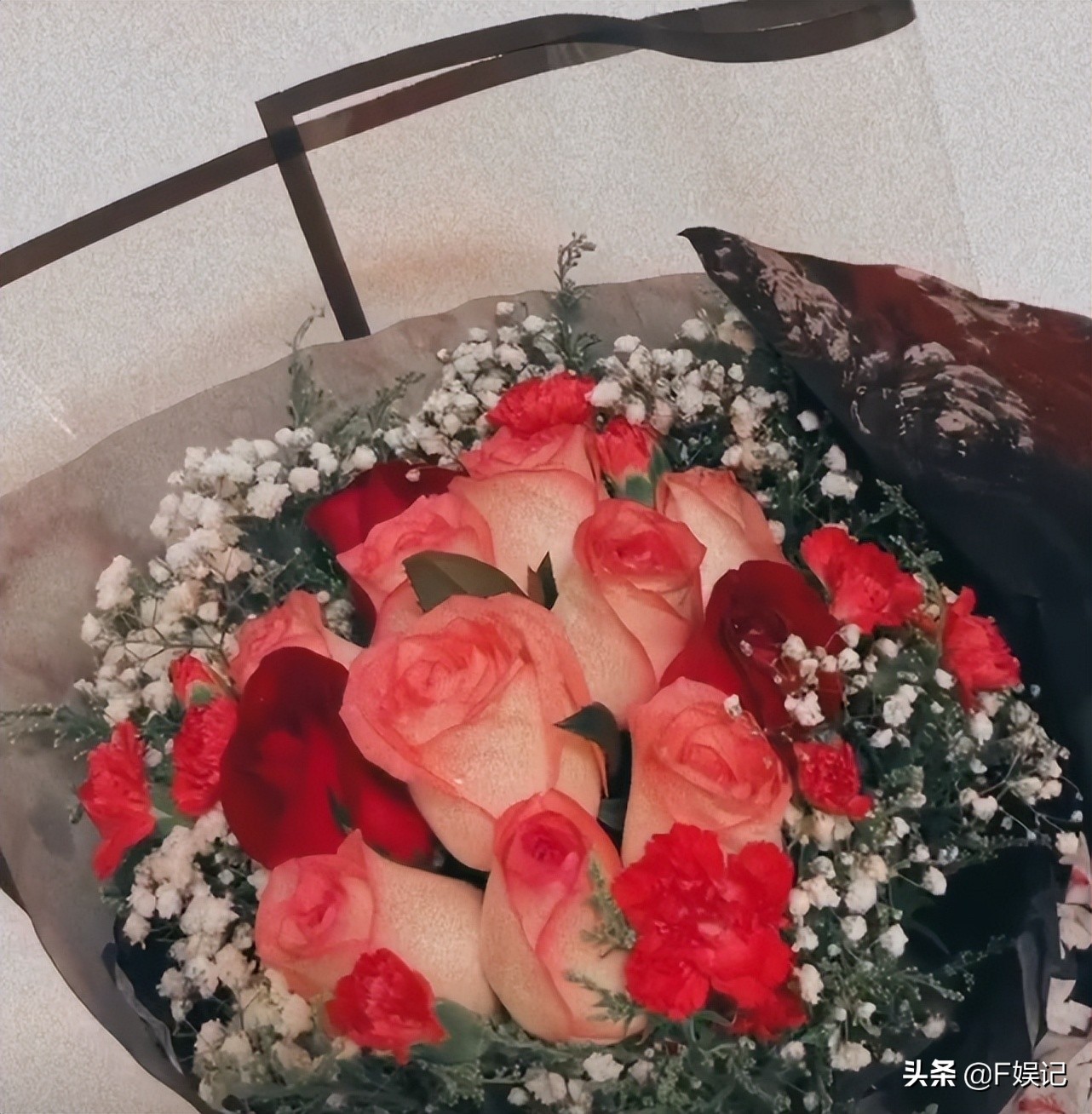 送鲜花和深情告白！TVB小生洪永城与太太结婚一周年分隔两地