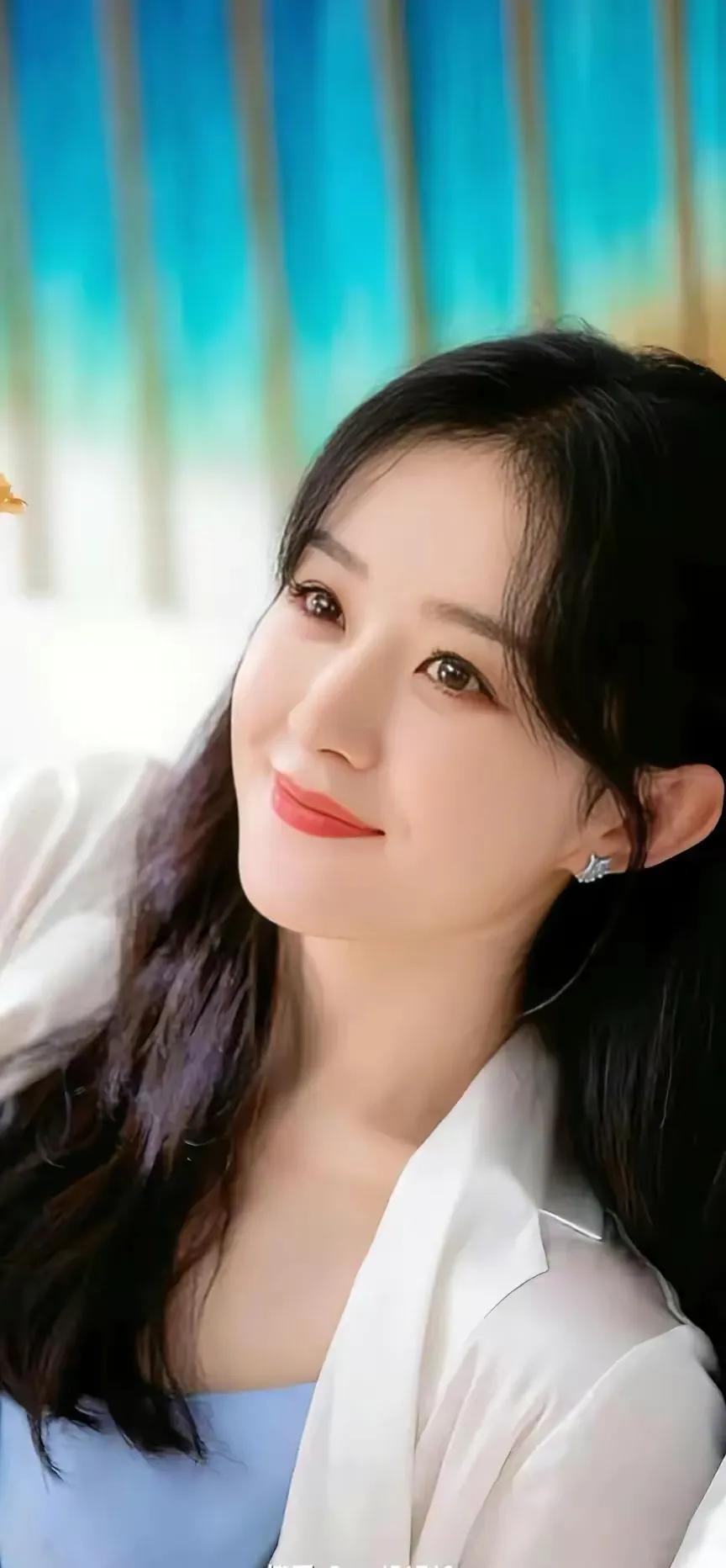 女星赵丽颖—巧笑嫣然，淡妆点缀，瓷肌红唇，漂亮的不像话