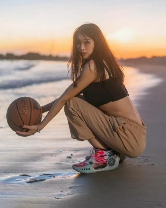 街头篮球bgm女声(NBA最美主播周玲安近照曝光，现身洛杉矶玩转街头篮球，大秀身材)