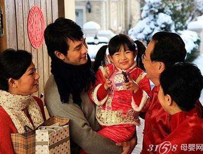 妈妈回娘家带8份礼品，孩子问“怎么没买玩具？”爸爸解释获高赞