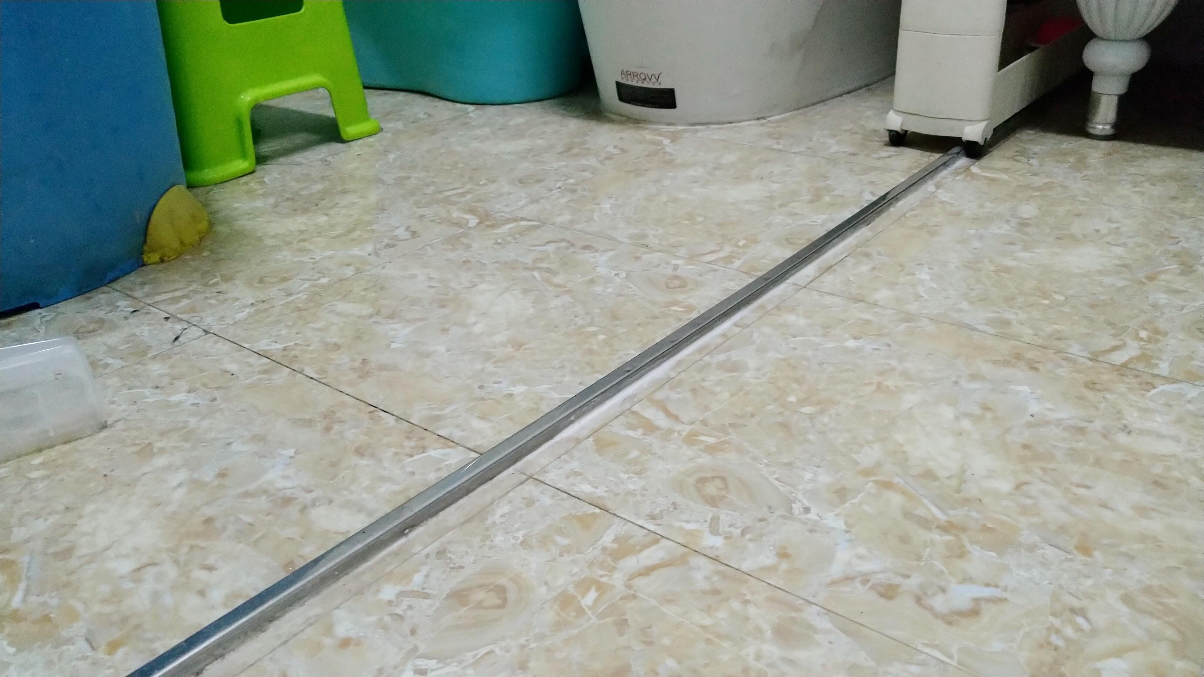 卫生间里常年潮哄哄，工人检查完直言：你家的干湿分离就是摆设