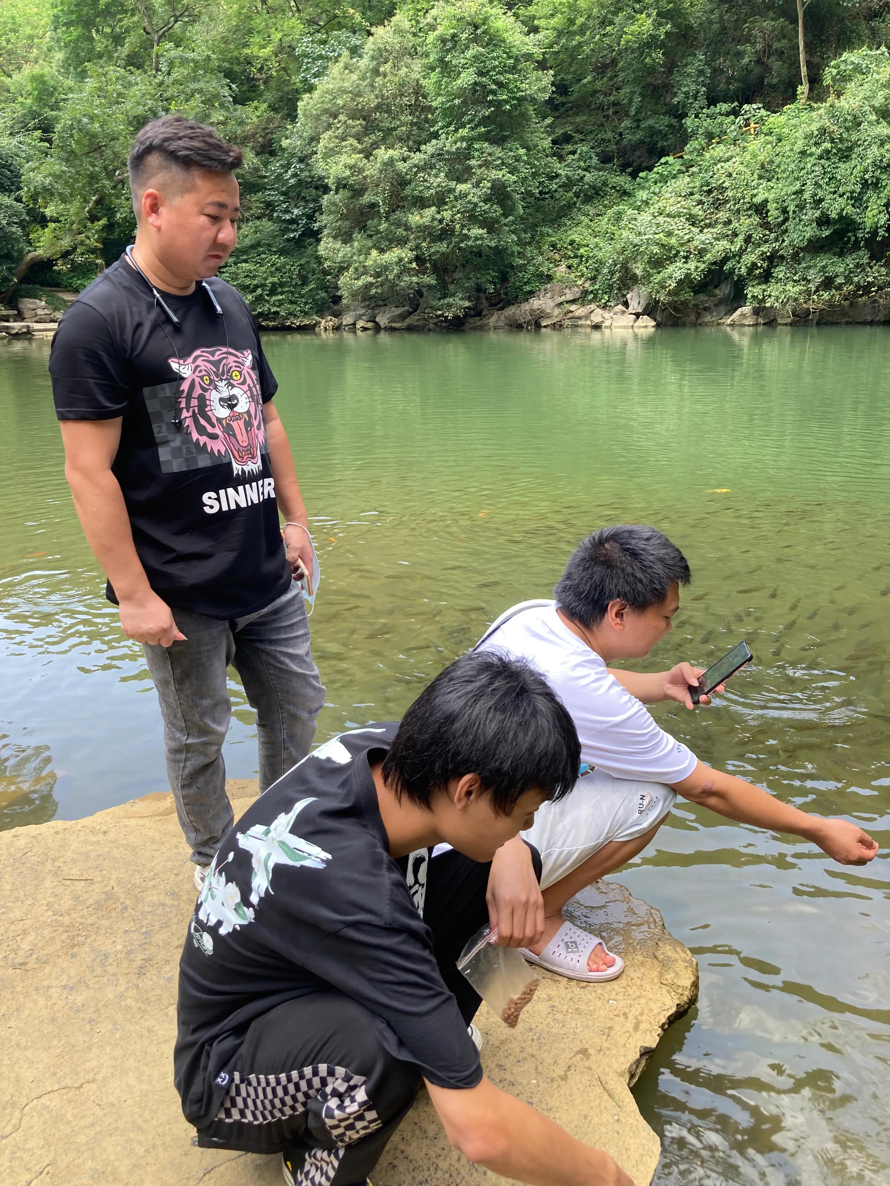 带外地游客游大龙潭风景区