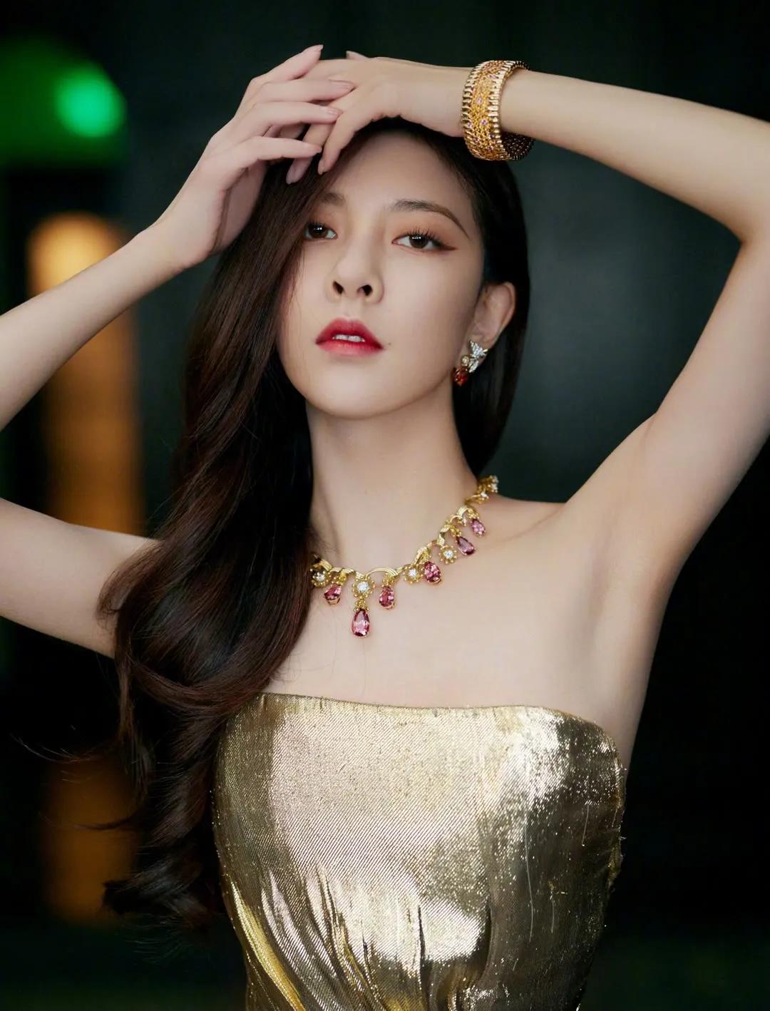 宋妍霏时尚万种