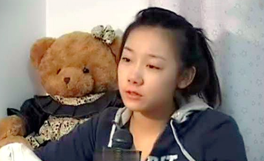 90后人大才女，不顾批评做裸模，衣不蔽体接受采访，今回归家庭