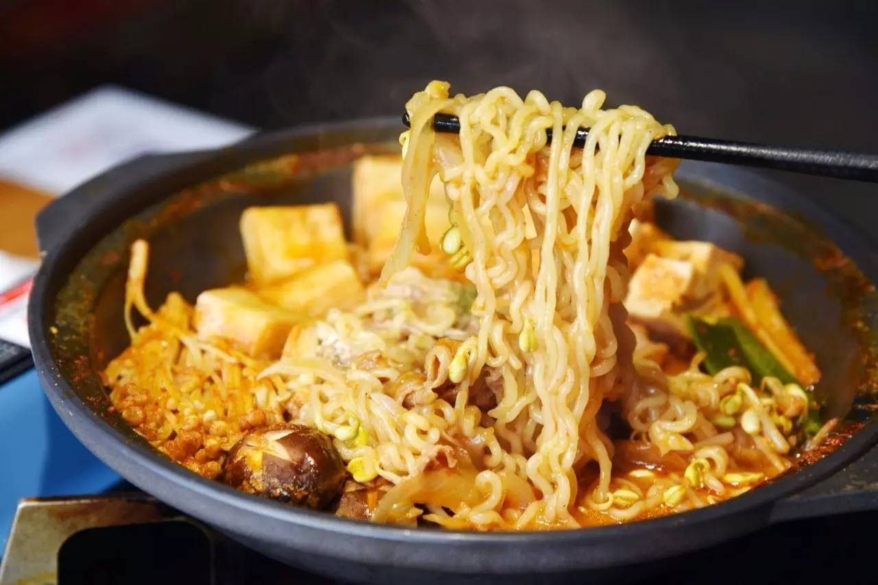 【肉丸煮方便面】做法步骤图 好吃到想舔手指 特别过瘾-起舞食谱网