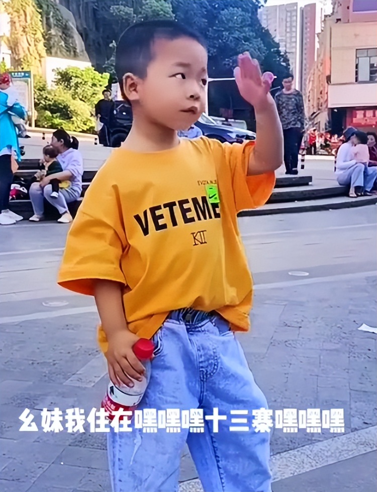 “未来歌神”：6岁农村萌娃“戏精附体”，靠模仿对口型唱歌走红