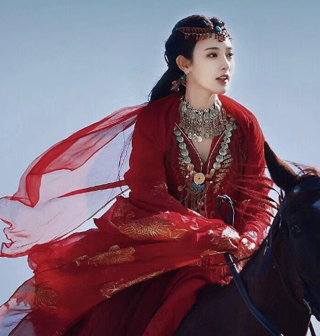 彭小苒《星河长明》再穿异域红衣!化身灵气少女,梦回东宫小枫