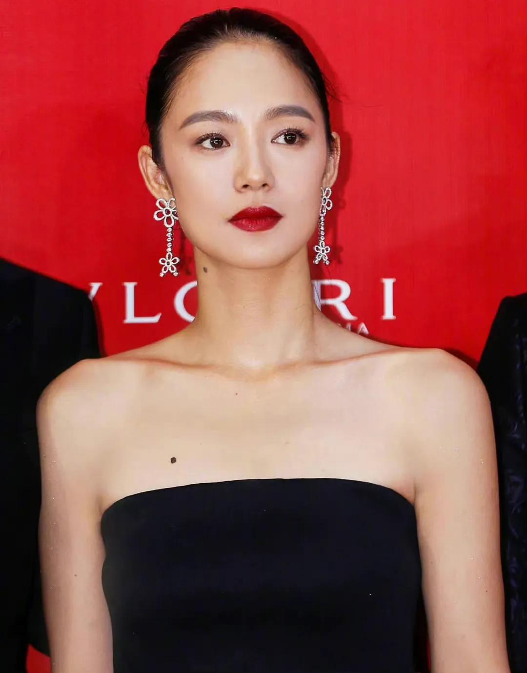 大光明盘发也能艳压群芳，这些“梳平专业户”，个个骨相好气质佳